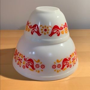 2 vintage Pyrex bowls